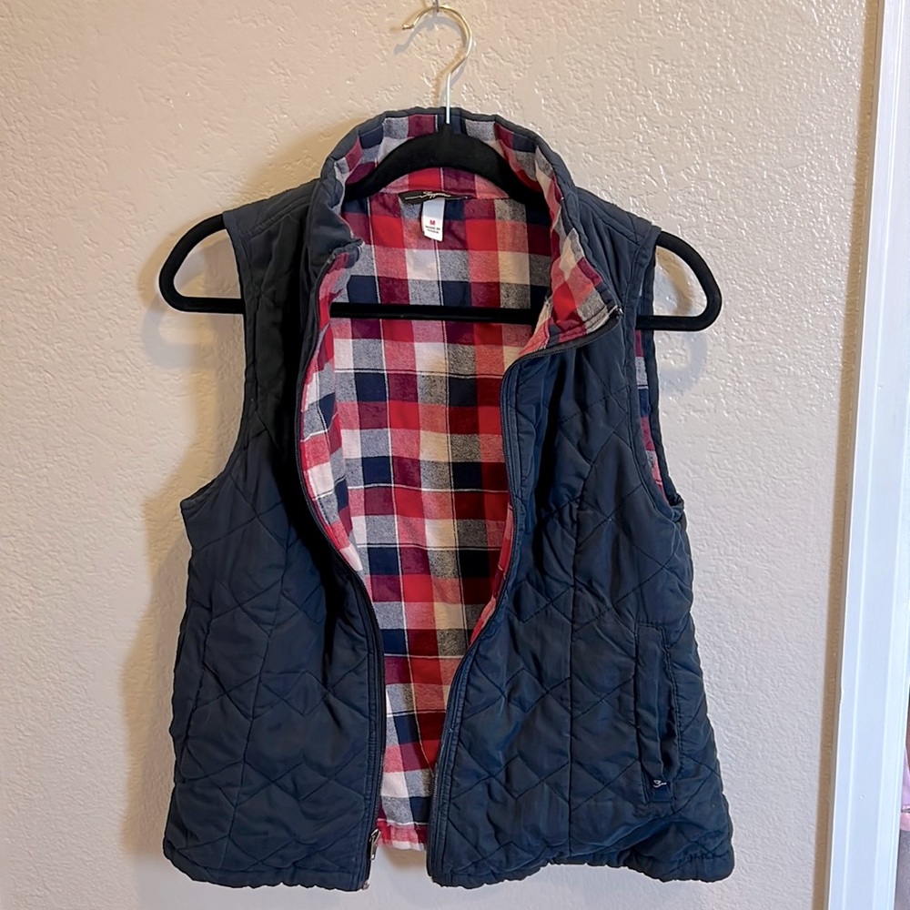 Quilted navy vest with plaid on the inside